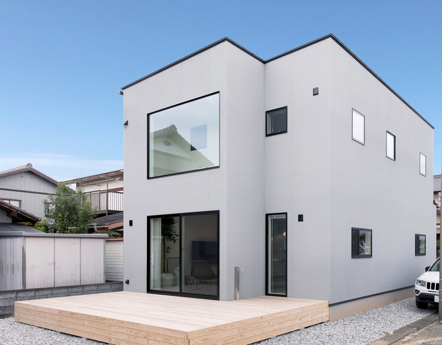 星・空・庭をとりこむ大きなウッドデッキのある家