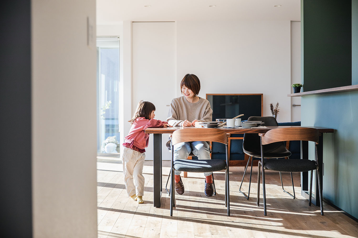 丘の上にある美術館のような平屋