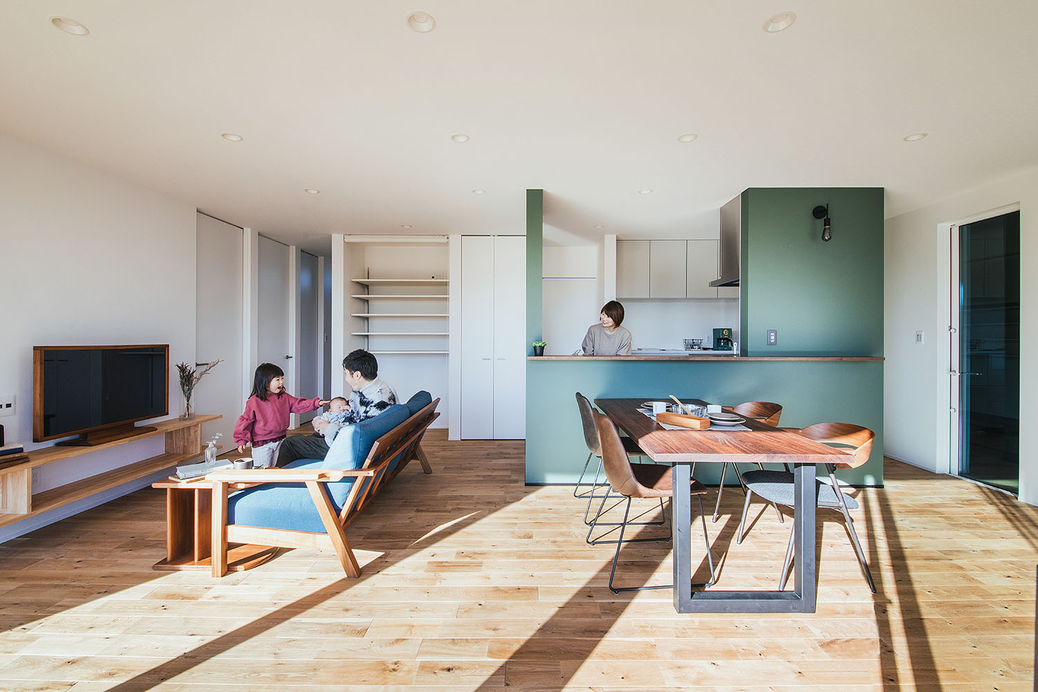 丘の上にある美術館のような平屋