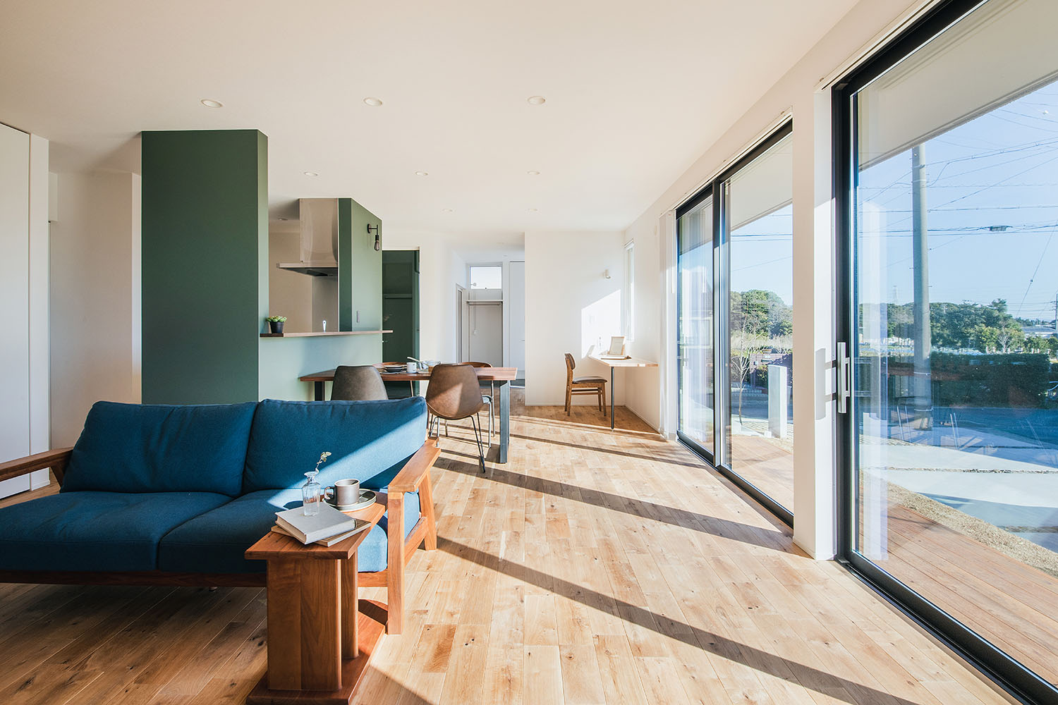 丘の上にある美術館のような平屋