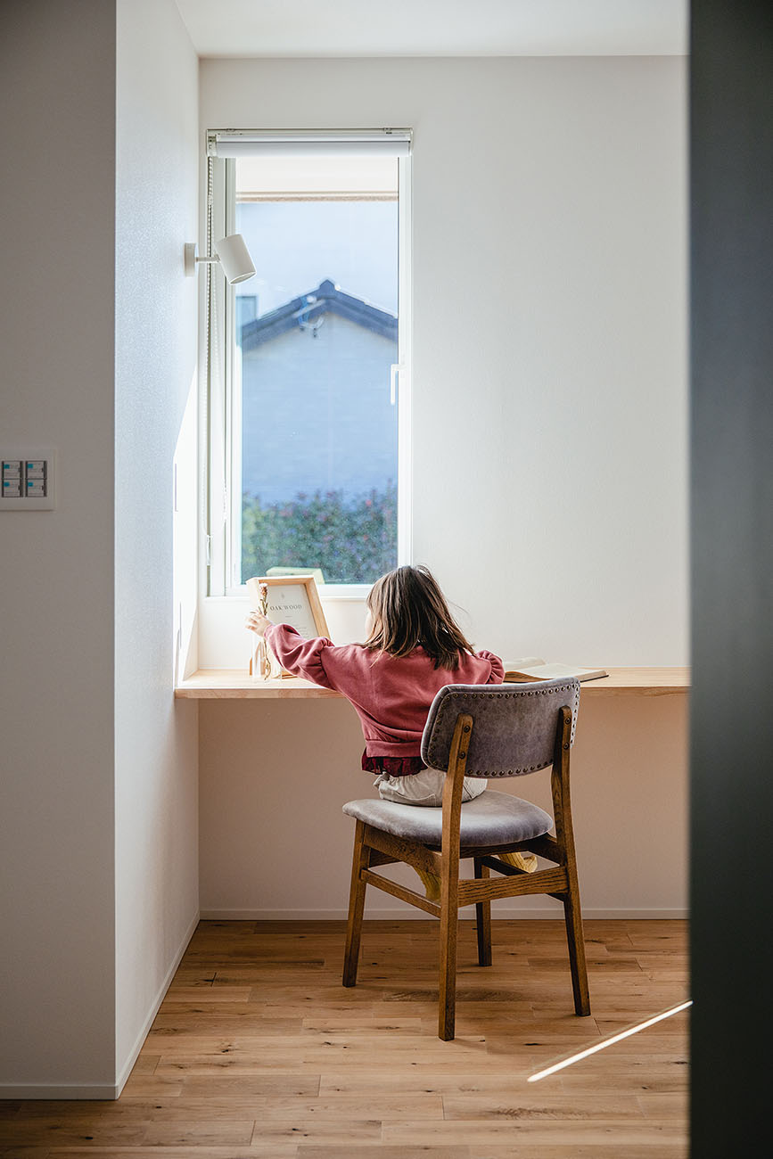 丘の上にある美術館のような平屋