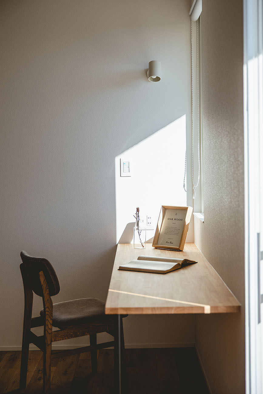 丘の上にある美術館のような平屋