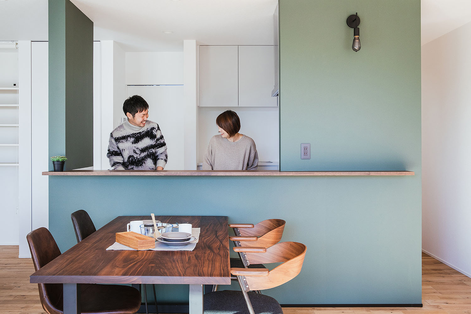 丘の上にある美術館のような平屋