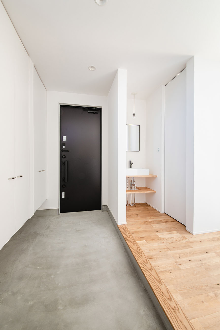 丘の上にある美術館のような平屋