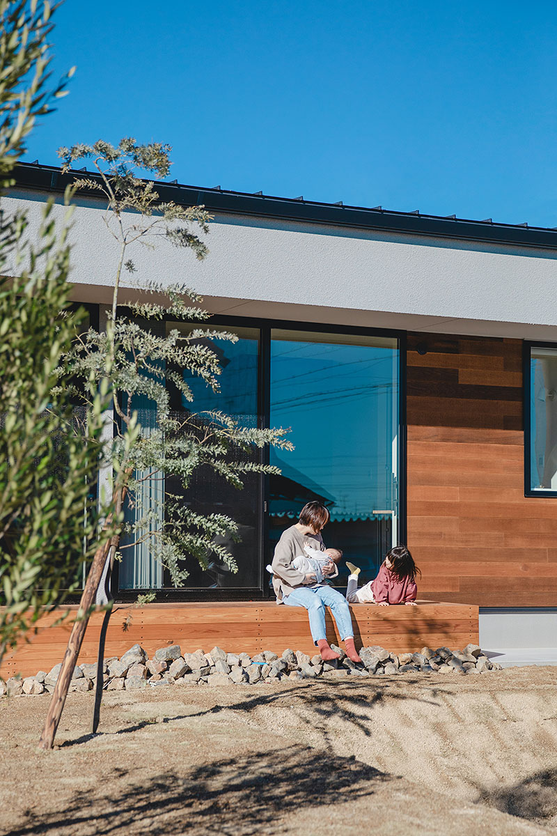 丘の上にある美術館のような平屋