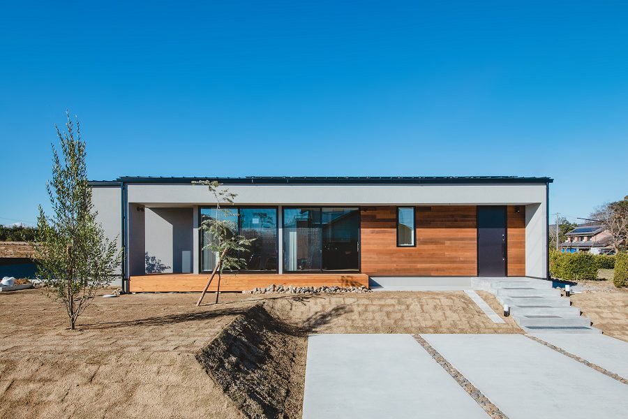 丘の上にある美術館のような平屋