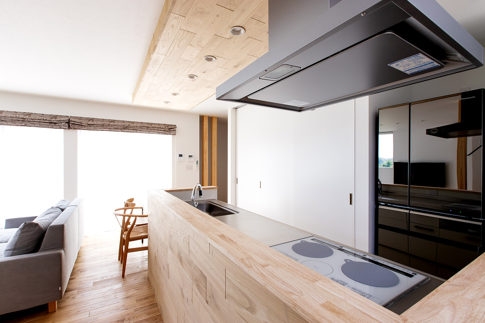 ガレージとBBQを楽しむプライベートテラスのある家