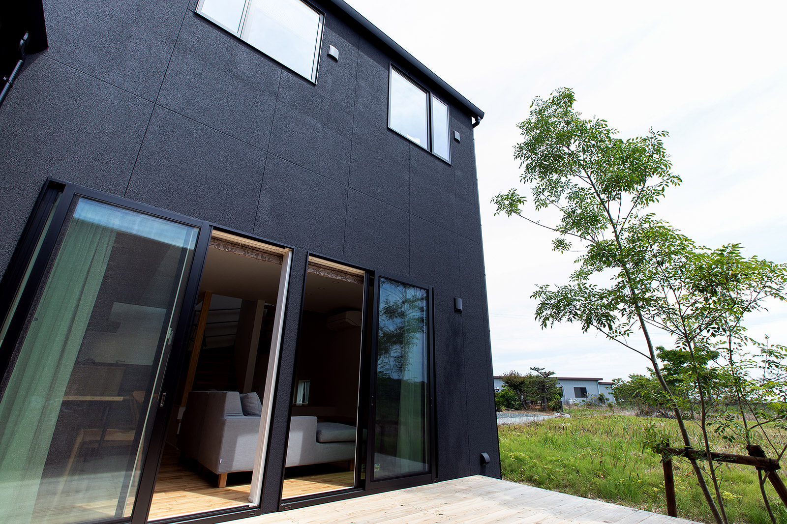 ガレージとBBQを楽しむプライベートテラスのある家