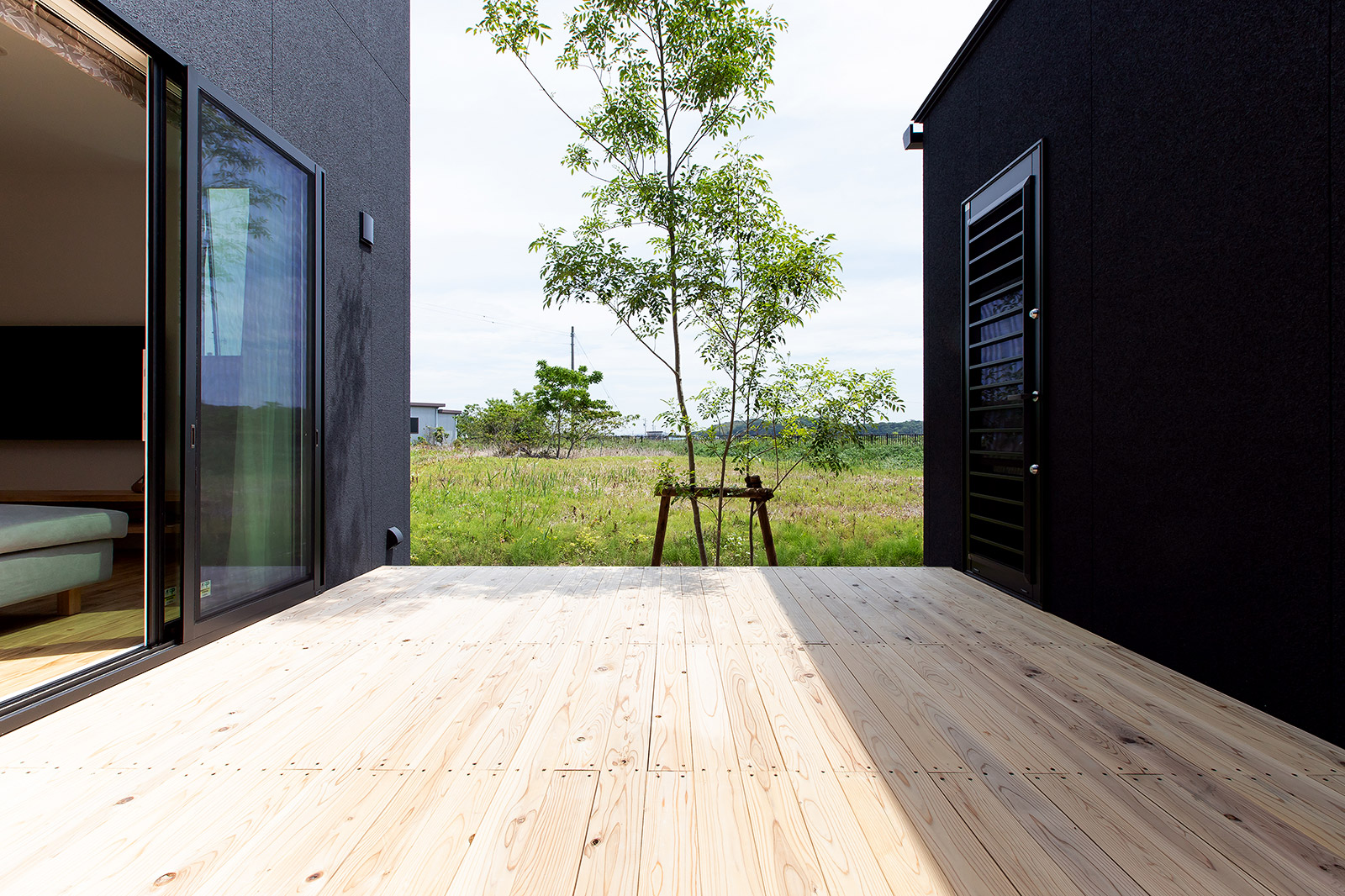 ガレージとBBQを楽しむプライベートテラスのある家