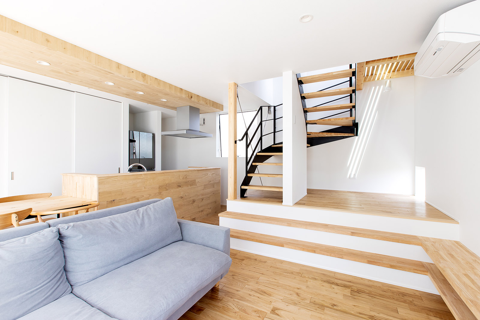 ガレージとBBQを楽しむプライベートテラスのある家