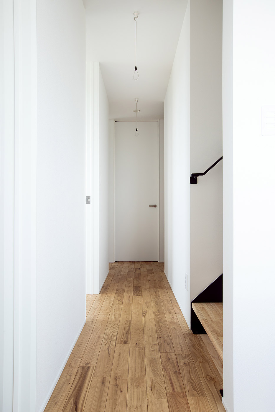 ガレージとBBQを楽しむプライベートテラスのある家