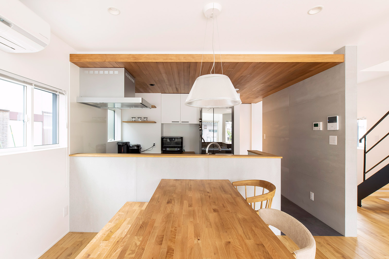 星・空・庭をとりこむ大きなウッドデッキのある家