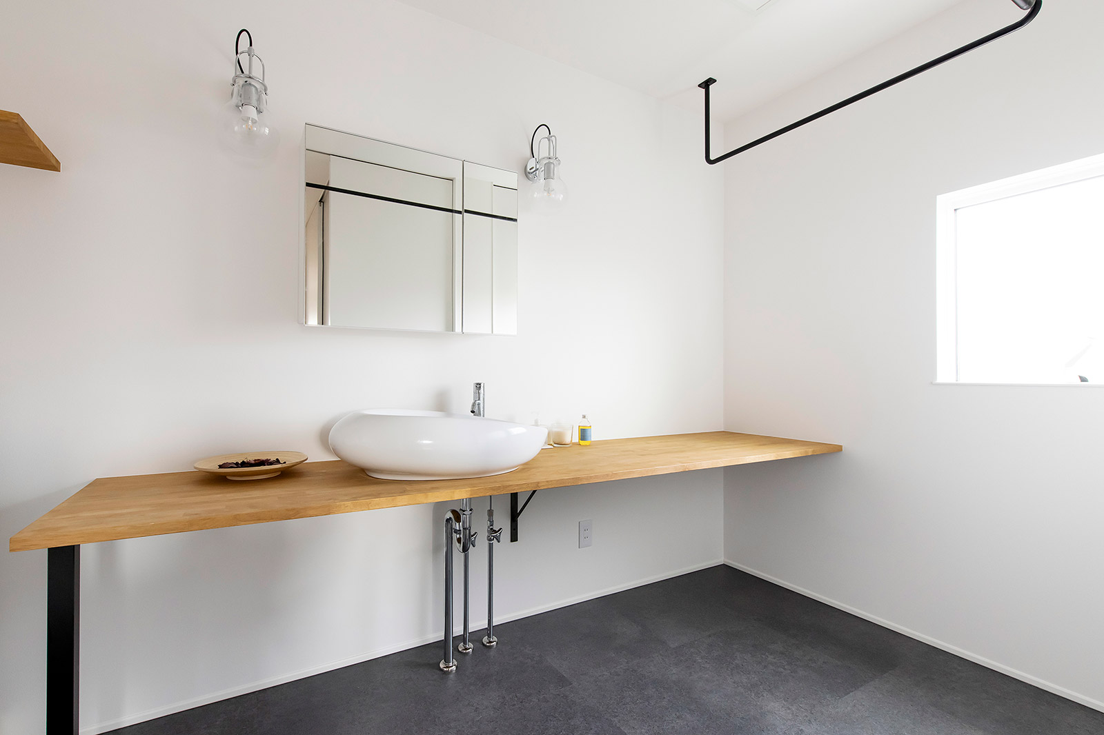 星・空・庭をとりこむ大きなウッドデッキのある家