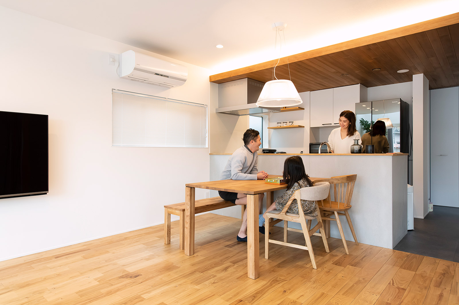 星・空・庭をとりこむ大きなウッドデッキのある家