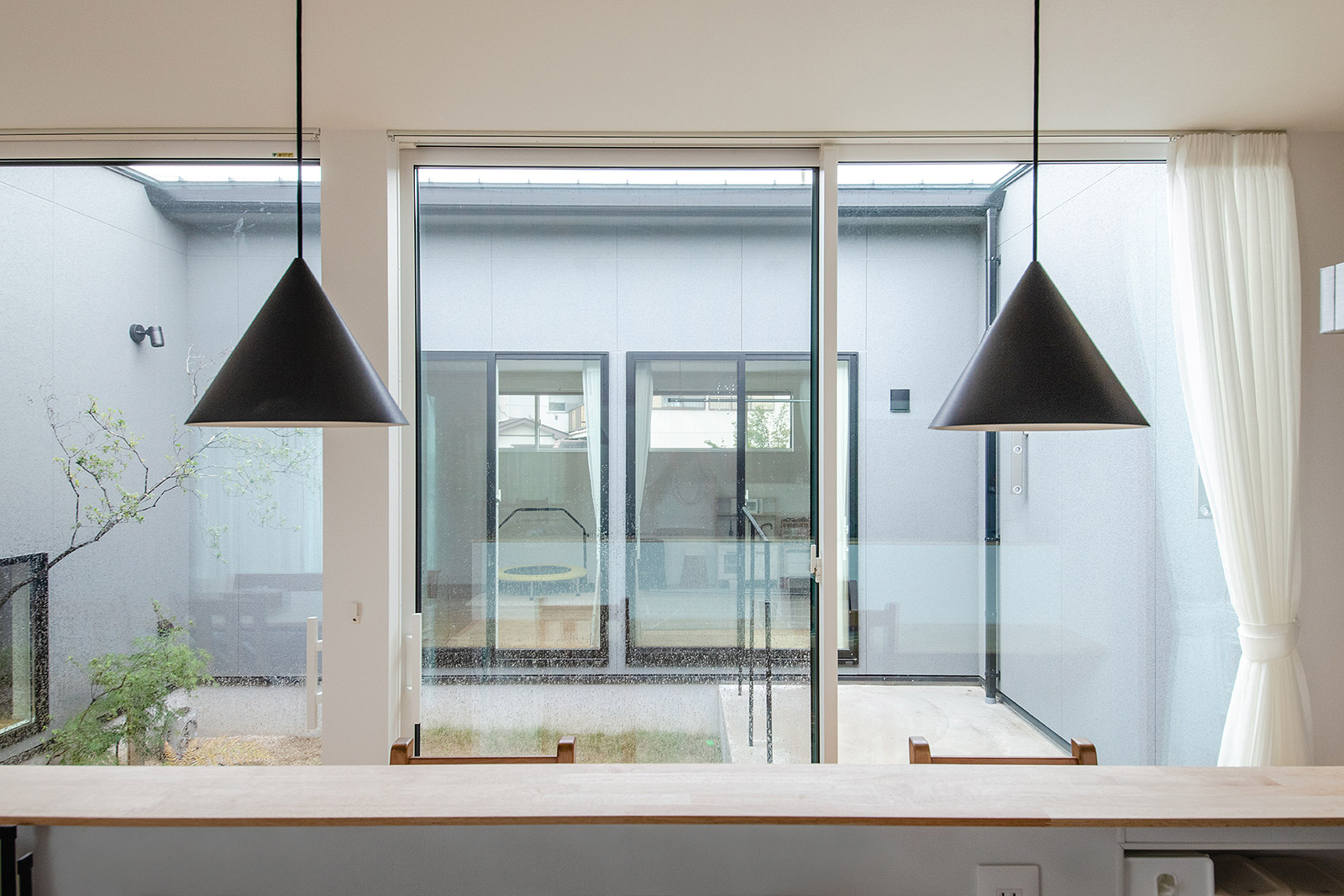 外出するより居心地いい、中庭のあるロの字型の平屋