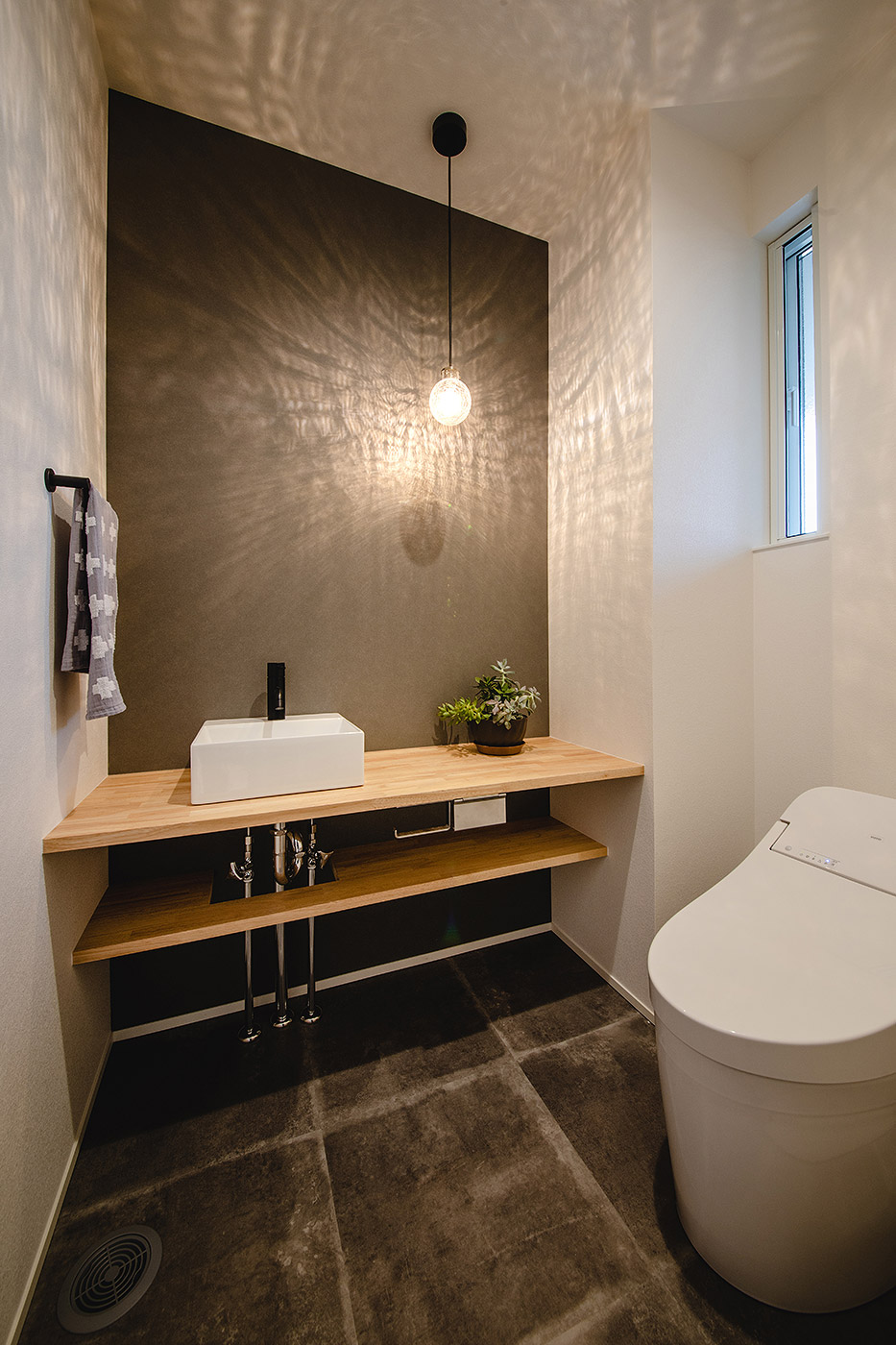 照明がおしゃれなトイレ