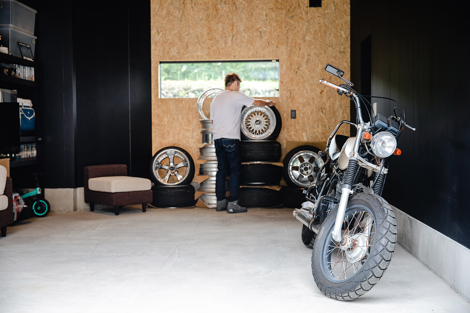 ビルトインガレージの外観がおしゃれな家