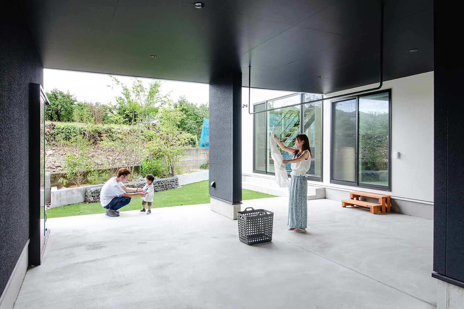 ビルトインガレージの外観がおしゃれな家