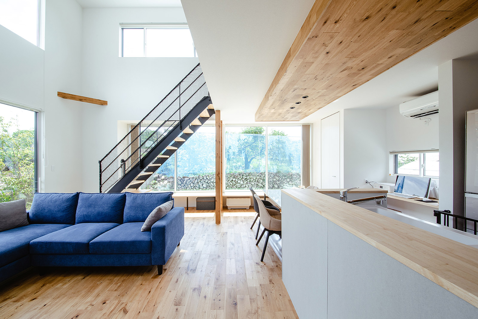 ビルトインガレージの外観がおしゃれな家