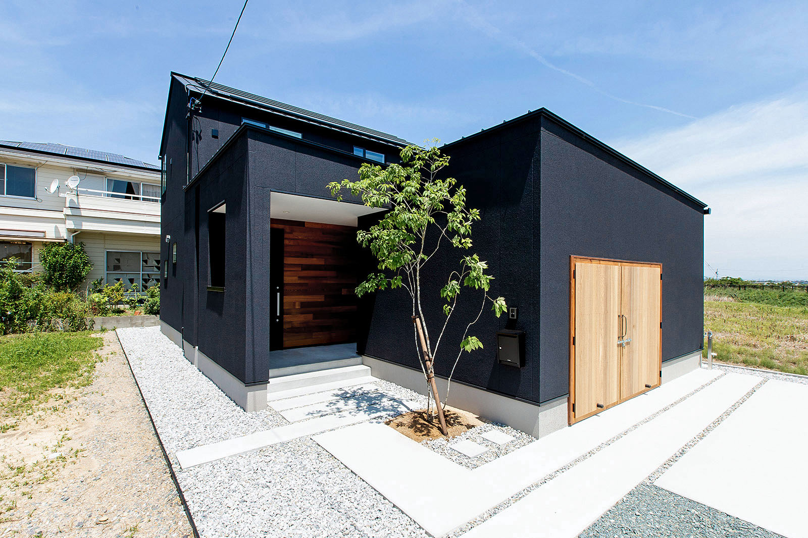 ガレージとBBQを楽しむプライベートテラスのある家