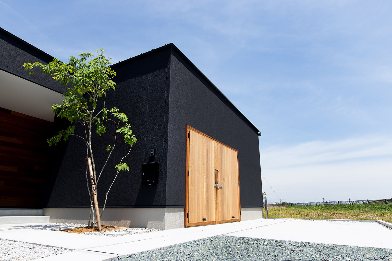 ガレージとBBQを楽しむプライベートテラスのある家