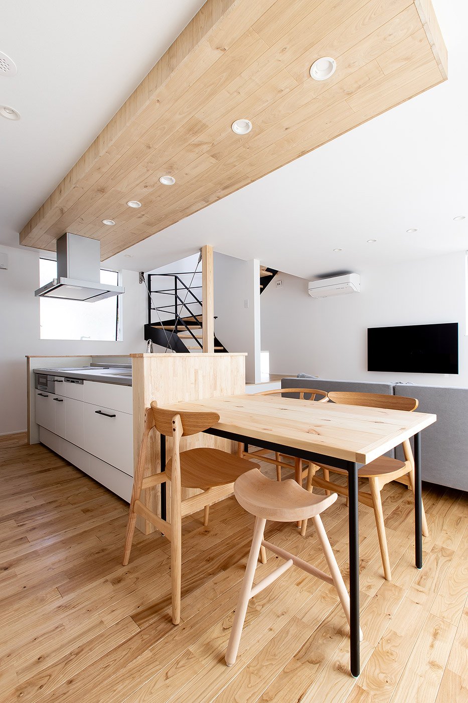 ガレージとBBQを楽しむプライベートテラスのある家