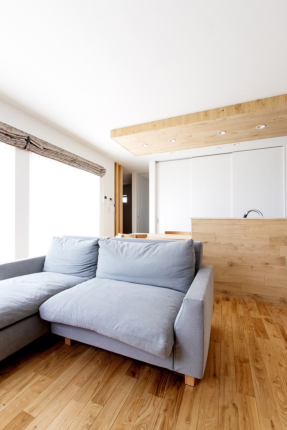 ガレージとBBQを楽しむプライベートテラスのある家