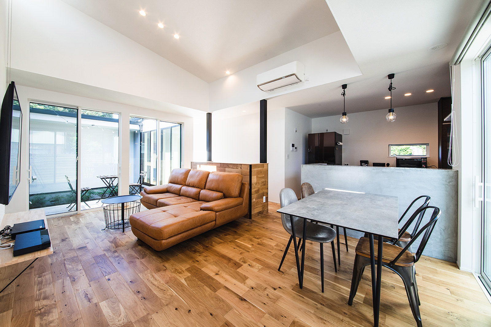 中庭を囲むコの字型の平屋