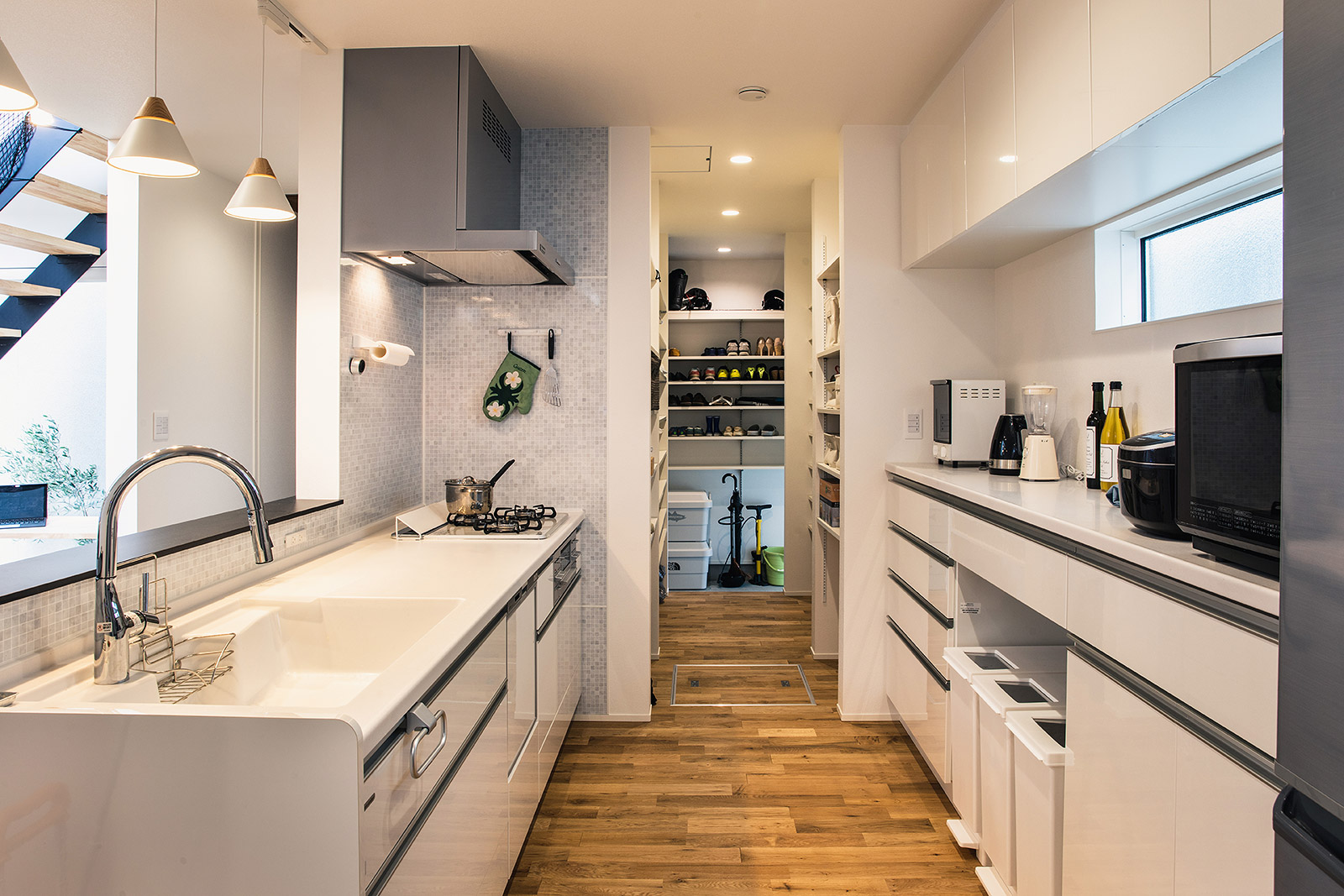 玄関ポーチが中庭にもなる家