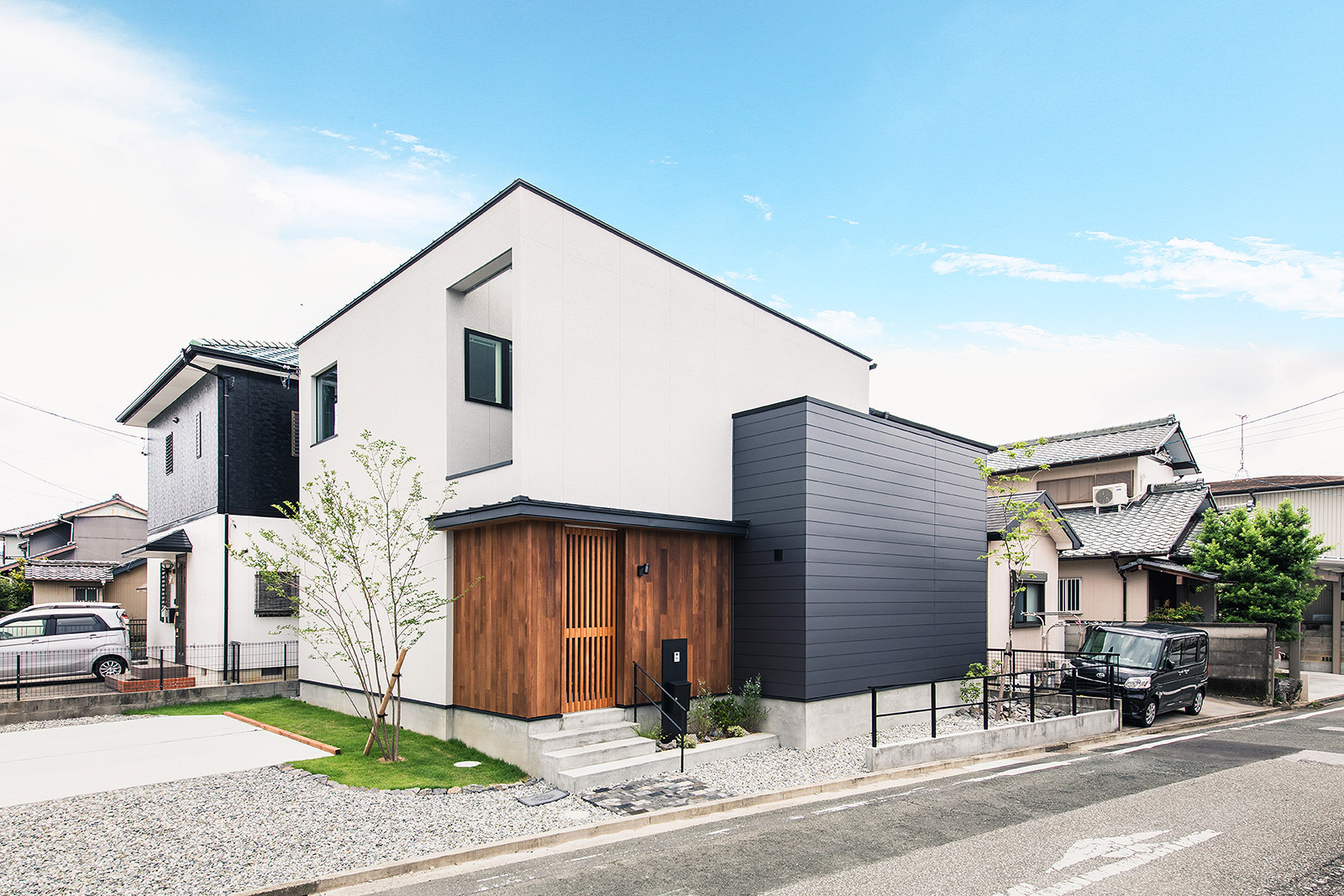 玄関ポーチが中庭にもなる家