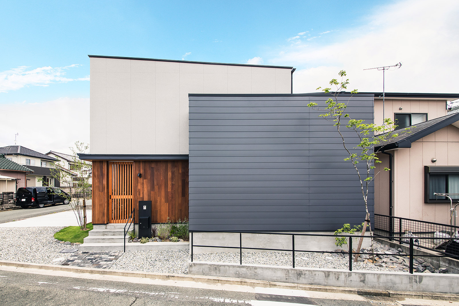 玄関ポーチが中庭にもなる家