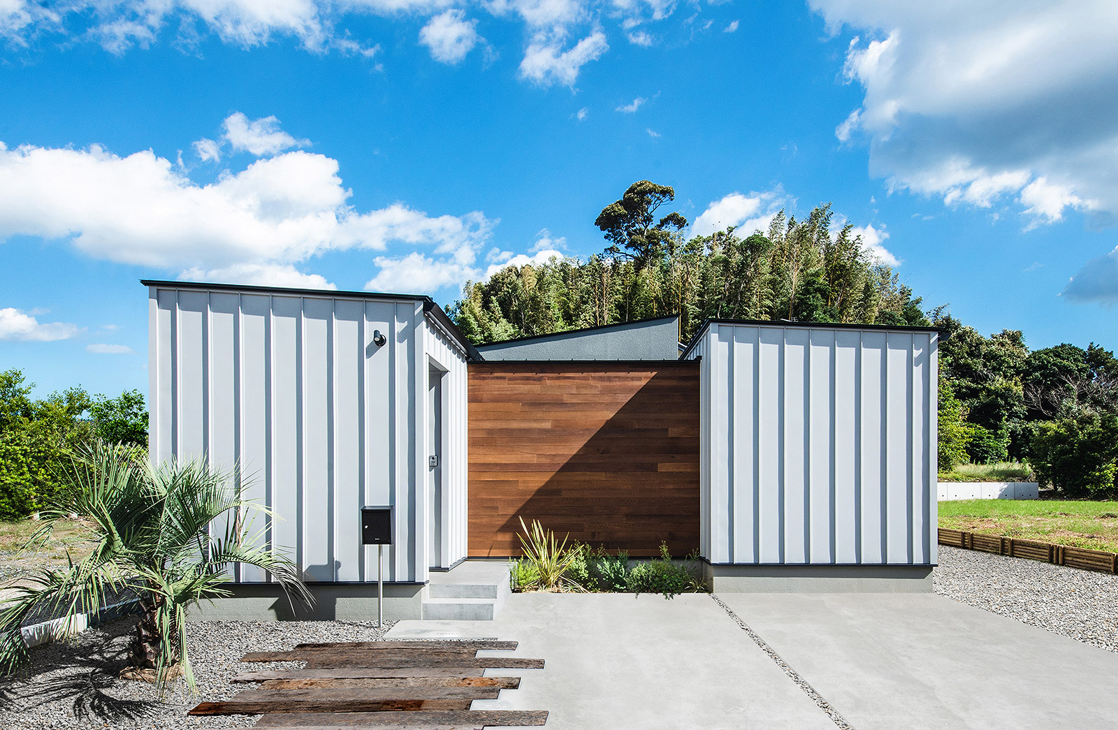 中庭を囲むコの字型の平屋