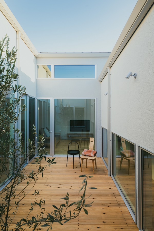 窓からフラットに繋がる中庭