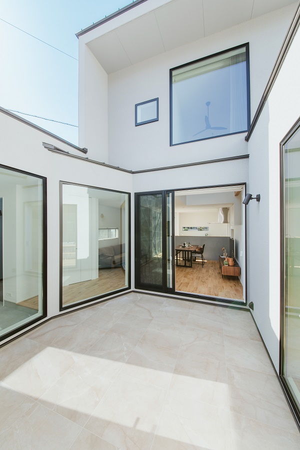 タイル貼りが美しい中庭