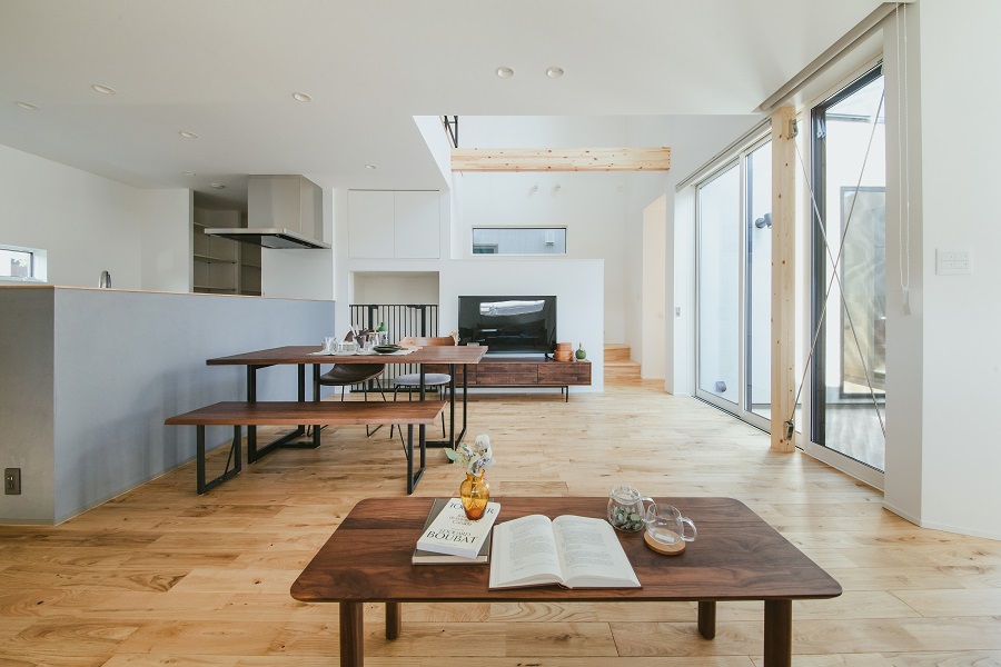 愛犬と共に暮らす、タイル貼りの中庭のある家