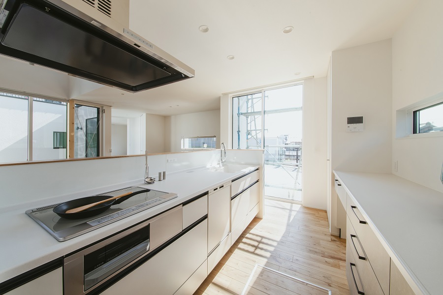 愛犬と共に暮らす、タイル貼りの中庭のある家