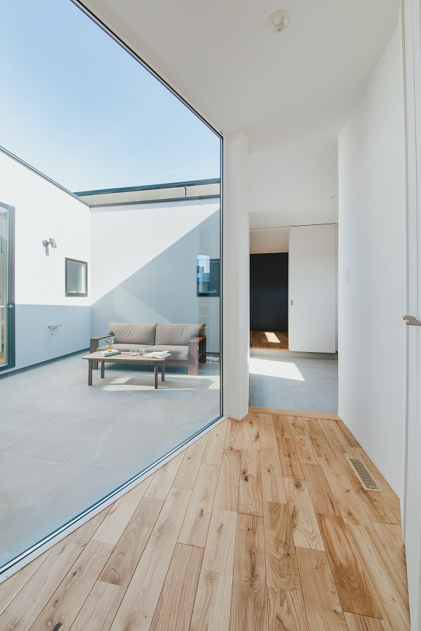 愛犬と共に暮らす、タイル貼りの中庭のある家