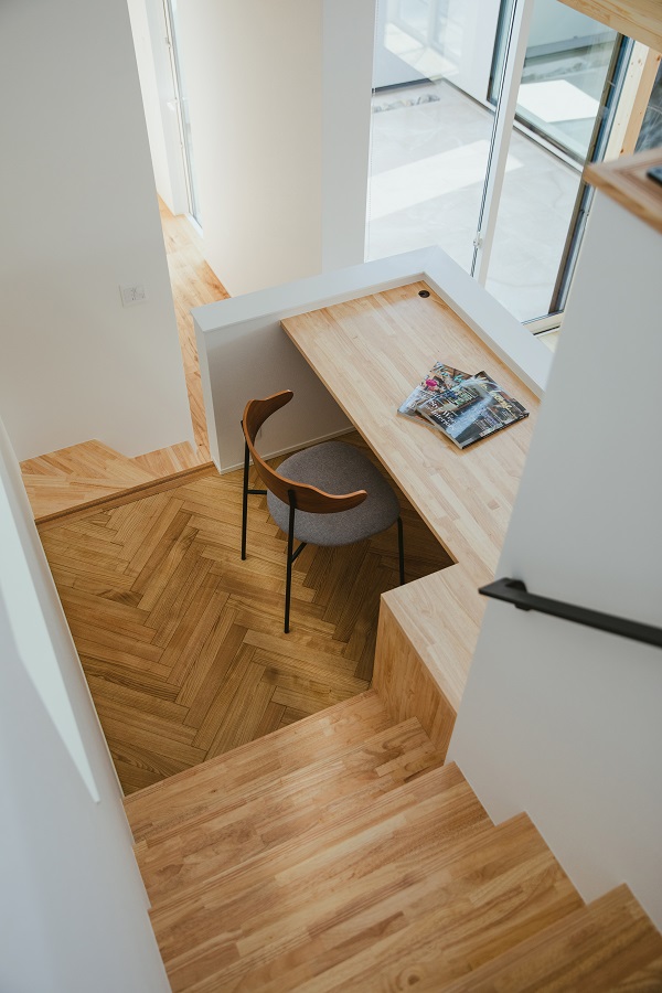 愛犬と共に暮らす、タイル貼りの中庭のある家