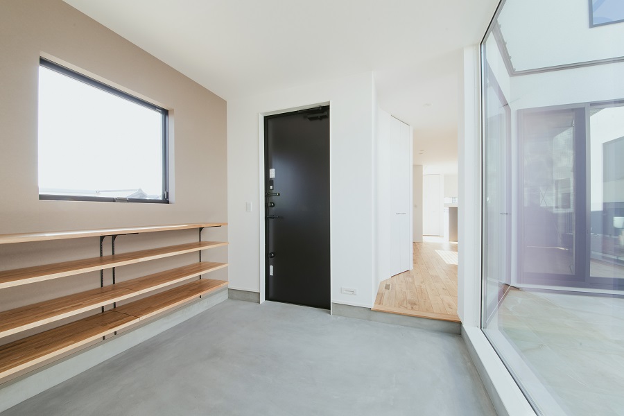 愛犬と共に暮らす、タイル貼りの中庭のある家