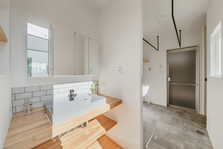 愛犬と共に暮らす、タイル貼りの中庭のある家