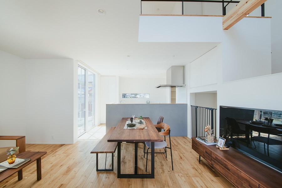 愛犬と共に暮らす、タイル貼りの中庭のある家