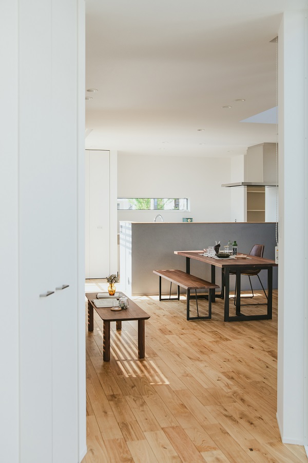 愛犬と共に暮らす、タイル貼りの中庭のある家