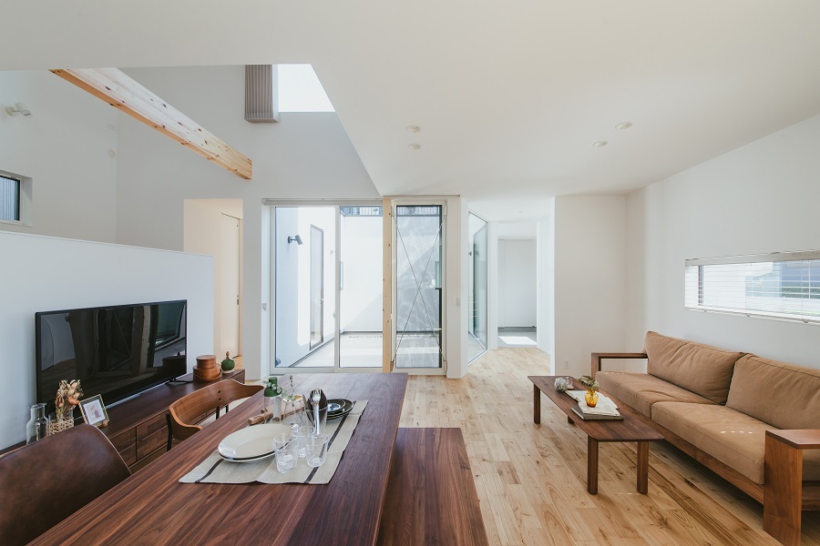 愛犬と共に暮らす、タイル貼りの中庭のある家