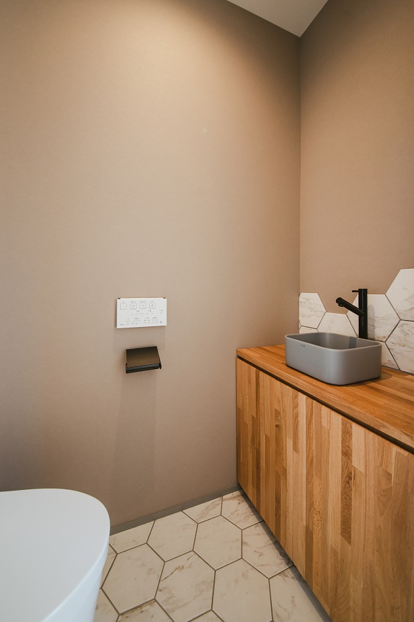 愛犬と共に暮らす、タイル貼りの中庭のある家