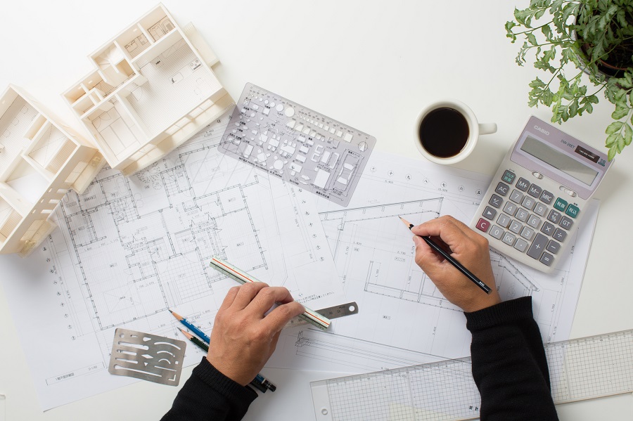 建築家の図面作成の様子