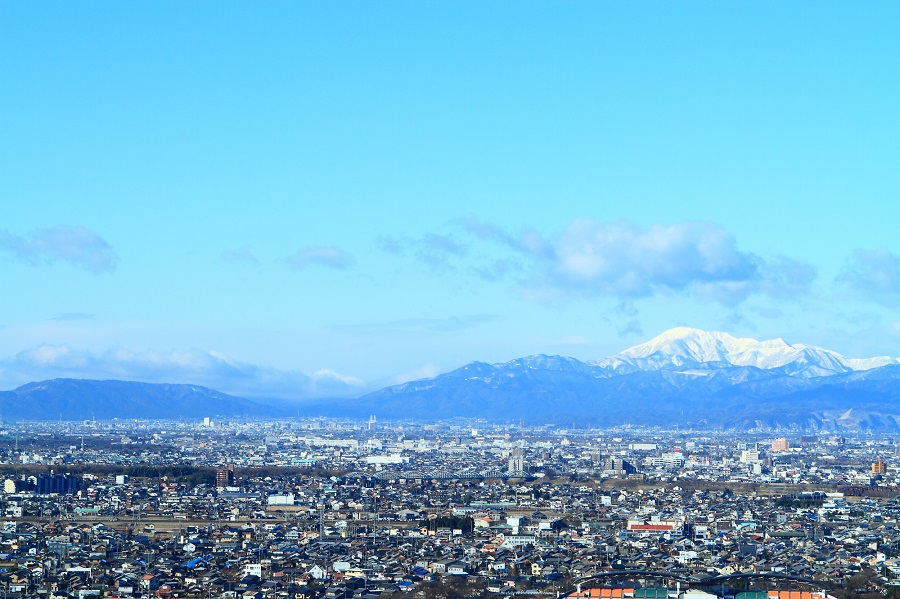 一宮市の街並みと伊吹山