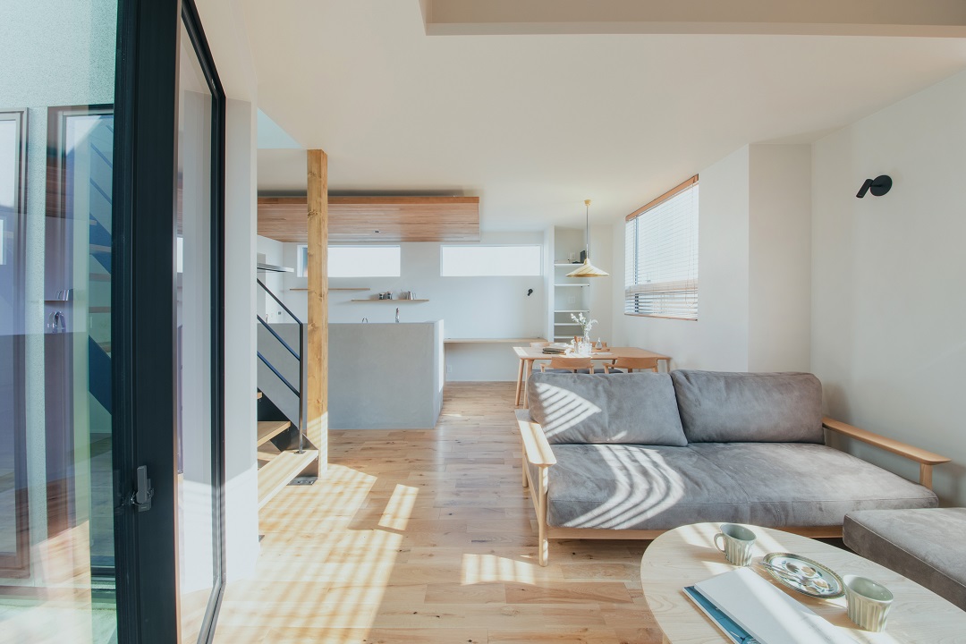 タイルテラスの中庭が、家族時間を紡ぐ家