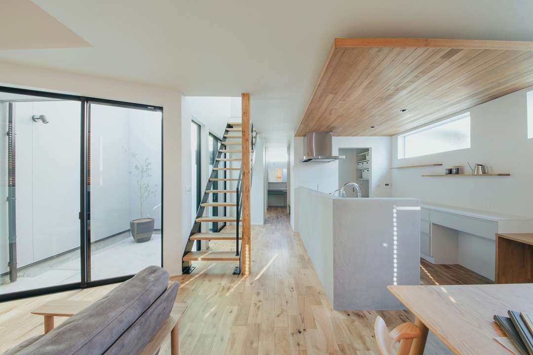 タイルテラスの中庭が、家族時間を紡ぐ家