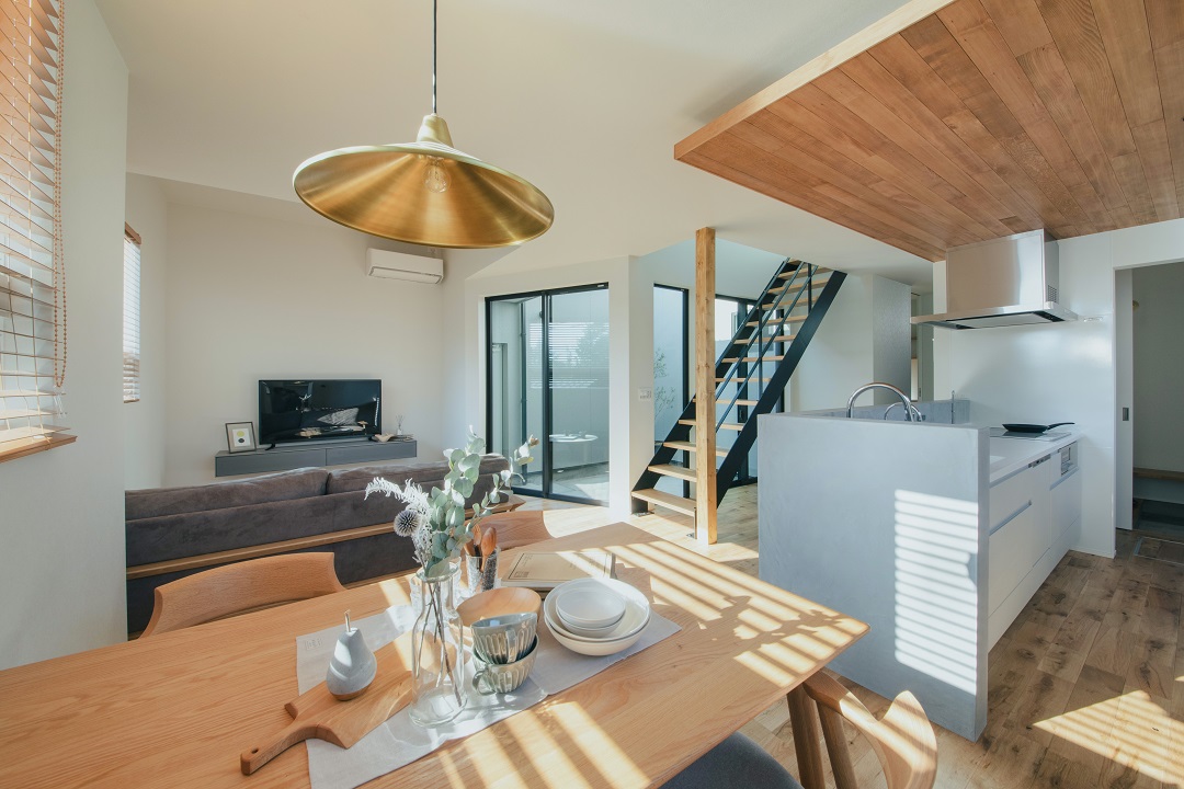 タイルテラスの中庭が、家族時間を紡ぐ家