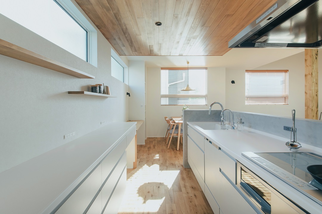 タイルテラスの中庭が、家族時間を紡ぐ家